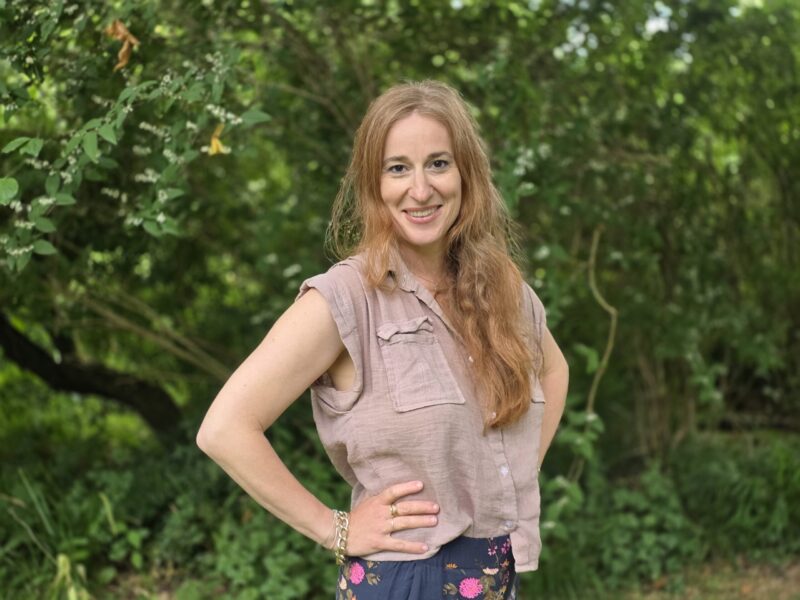 Nina Haberkorn Porträt Nina Haberkorn vor grünem Hintergrund