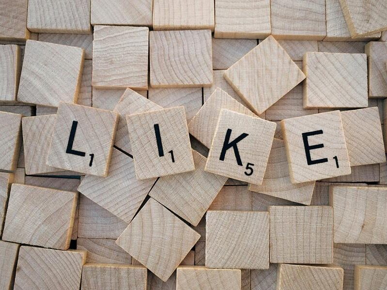 viele Holzklötzchen. Auf den oberen 4 Klötzchen ist das Wort Like zu lesen.