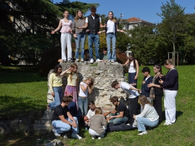 Nachstellung-Fresko-mit-Schuelern