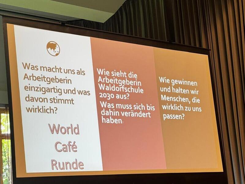 Blick auf eine Leinwand mit PowerPoint-Präsentation