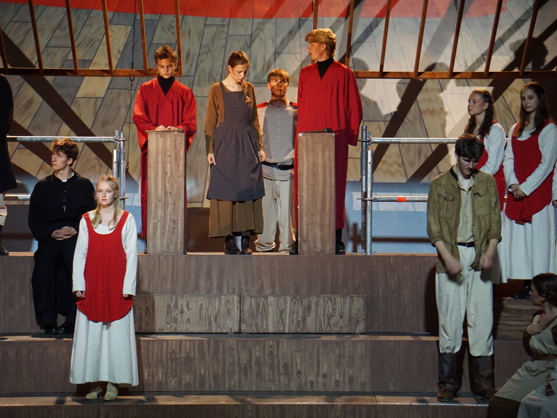Schüler:innen auf der Bühne bei der Theateraufführung von Hexenjagd
